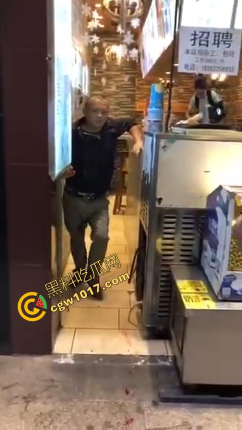 广州大街惊魂时刻:男子持刀疯狂输出,警察无奈拔枪射击,鲜血四溅,万人围观,刀客终于倒下!