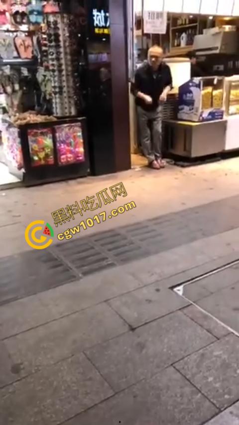 广州大街惊魂时刻:男子持刀疯狂输出,警察无奈拔枪射击,鲜血四溅,万人围观,刀客终于倒下!