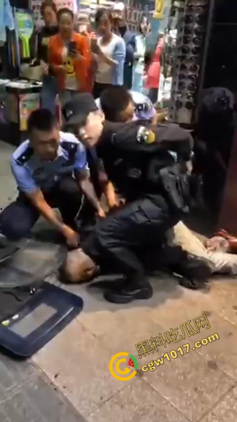 广州大街惊魂时刻:男子持刀疯狂输出,警察无奈拔枪射击,鲜血四溅,万人围观,刀客终于倒下!