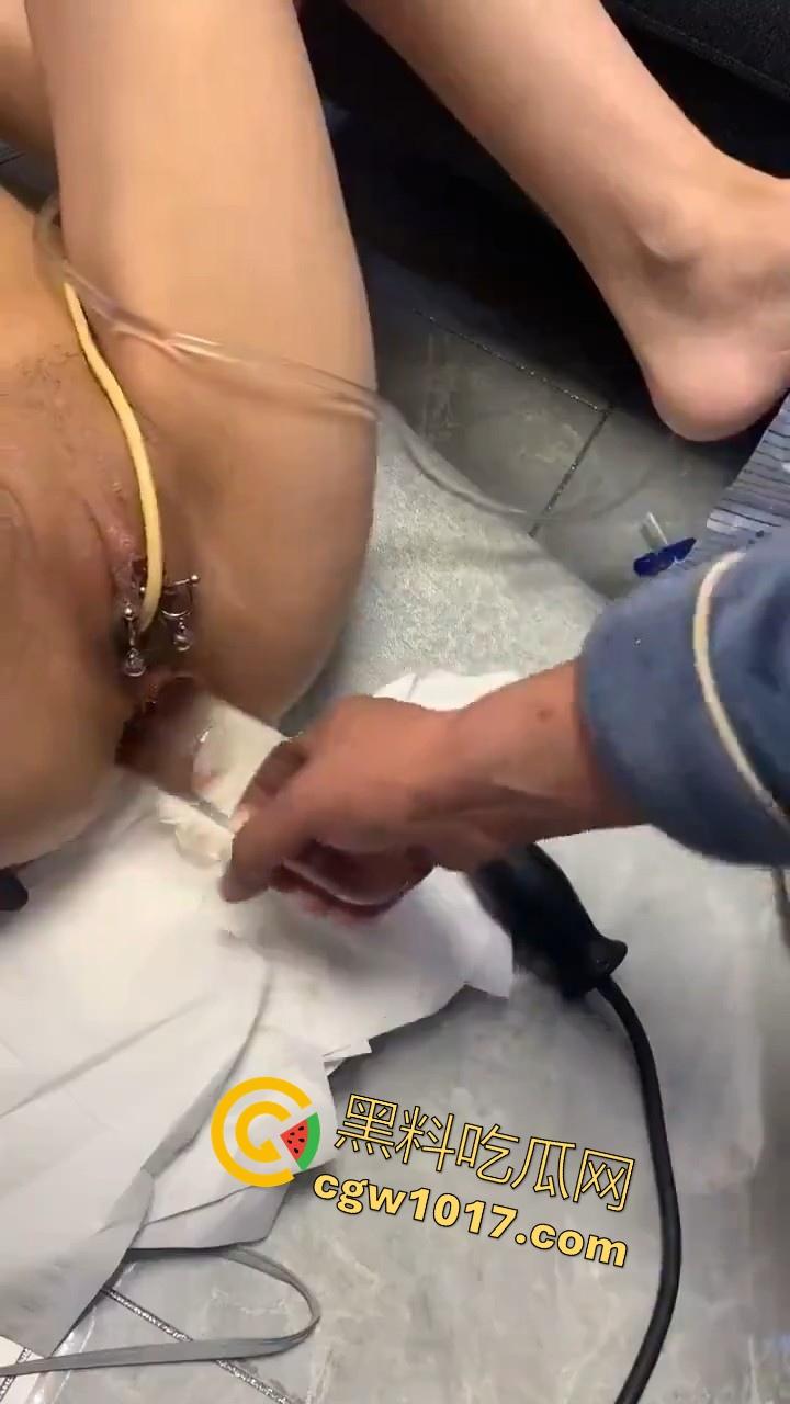 国产大神专业调教,安装尿袋开发菊花,大尺寸假屌其上,极其重口,但也极其专业,狠狠满足小骚逼!