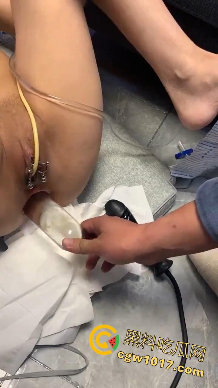 国产大神专业调教,安装尿袋开发菊花,大尺寸假屌其上,极其重口,但也极其专业,狠狠满足小骚逼!