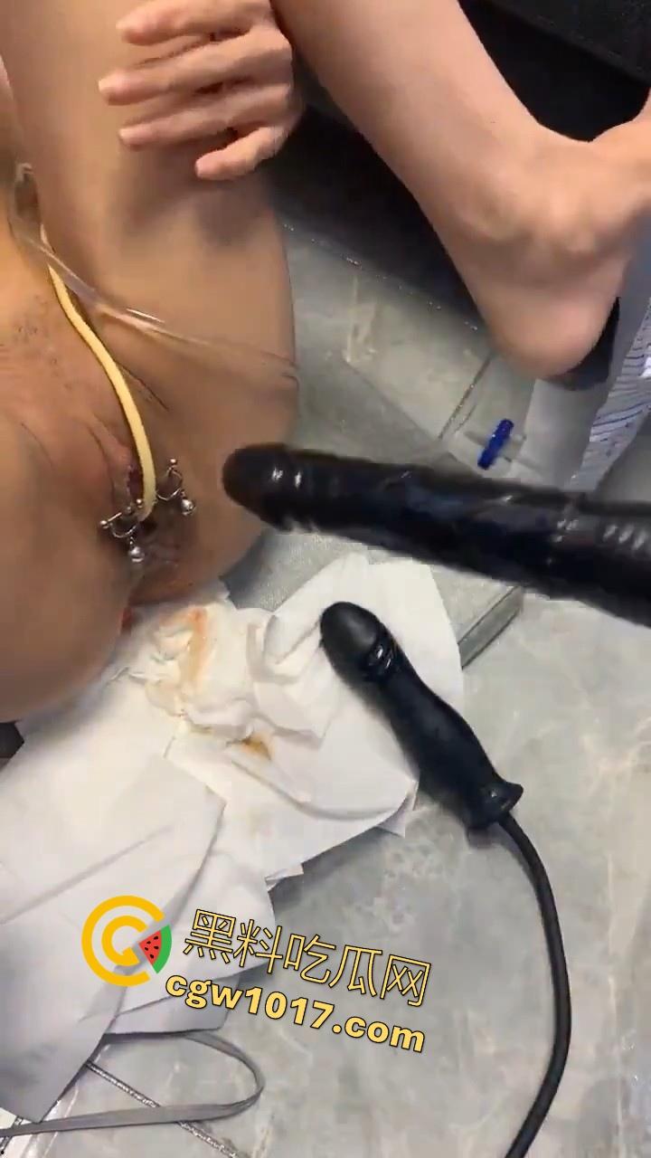 国产大神专业调教,安装尿袋开发菊花,大尺寸假屌其上,极其重口,但也极其专业,狠狠满足小骚逼!