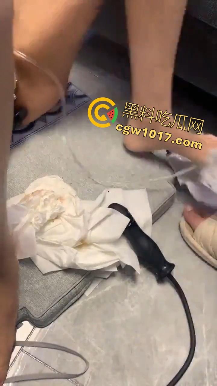 国产大神专业调教,安装尿袋开发菊花,大尺寸假屌其上,极其重口,但也极其专业,狠狠满足小骚逼!