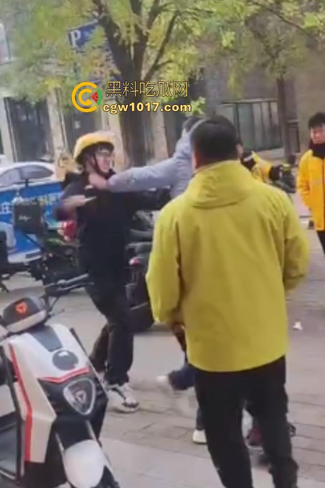 石家庄美团外卖小哥忍无可忍血刃站长,5块单子只给1块,离职扣80%工资逼人走绝路,这不是活该找刀吗?