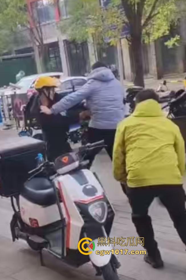 石家庄美团外卖小哥忍无可忍血刃站长,5块单子只给1块,离职扣80%工资逼人走绝路,这不是活该找刀吗?