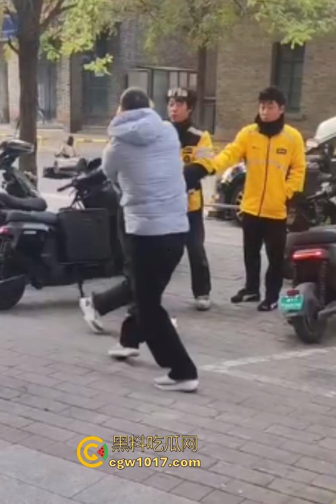 石家庄美团外卖小哥忍无可忍血刃站长,5块单子只给1块,离职扣80%工资逼人走绝路,这不是活该找刀吗?