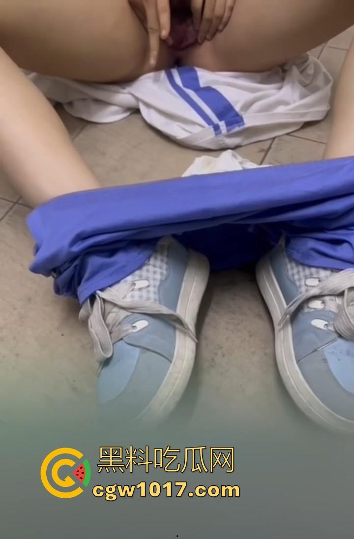 广东汕头龙湖区某中学校园霸凌视频曝光，果然是最毒妇人心啊，拳打脚踢扒光衣服，还要被霸凌着当作掰开嫩逼自慰！