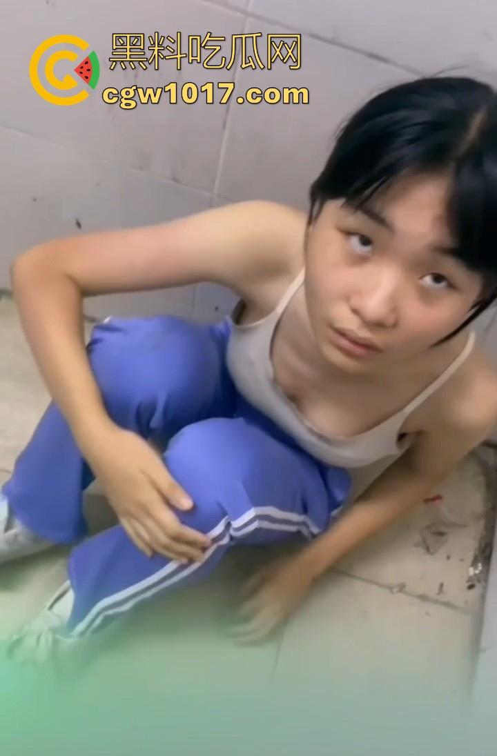 广东汕头龙湖区某中学校园霸凌视频曝光,果然是最毒妇人心啊,拳打脚踢扒光衣服,还要被霸凌着当作掰开嫩逼自慰!