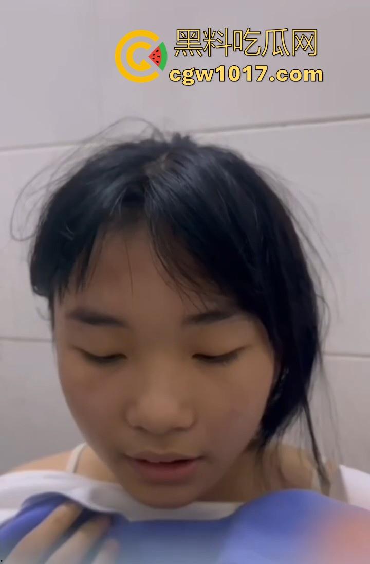 广东汕头龙湖区某中学校园霸凌视频曝光,果然是最毒妇人心啊,拳打脚踢扒光衣服,还要被霸凌着当作掰开嫩逼自慰!