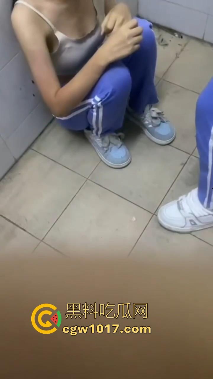 广东汕头龙湖区某中学校园霸凌视频曝光,果然是最毒妇人心啊,拳打脚踢扒光衣服,还要被霸凌着当作掰开嫩逼自慰!