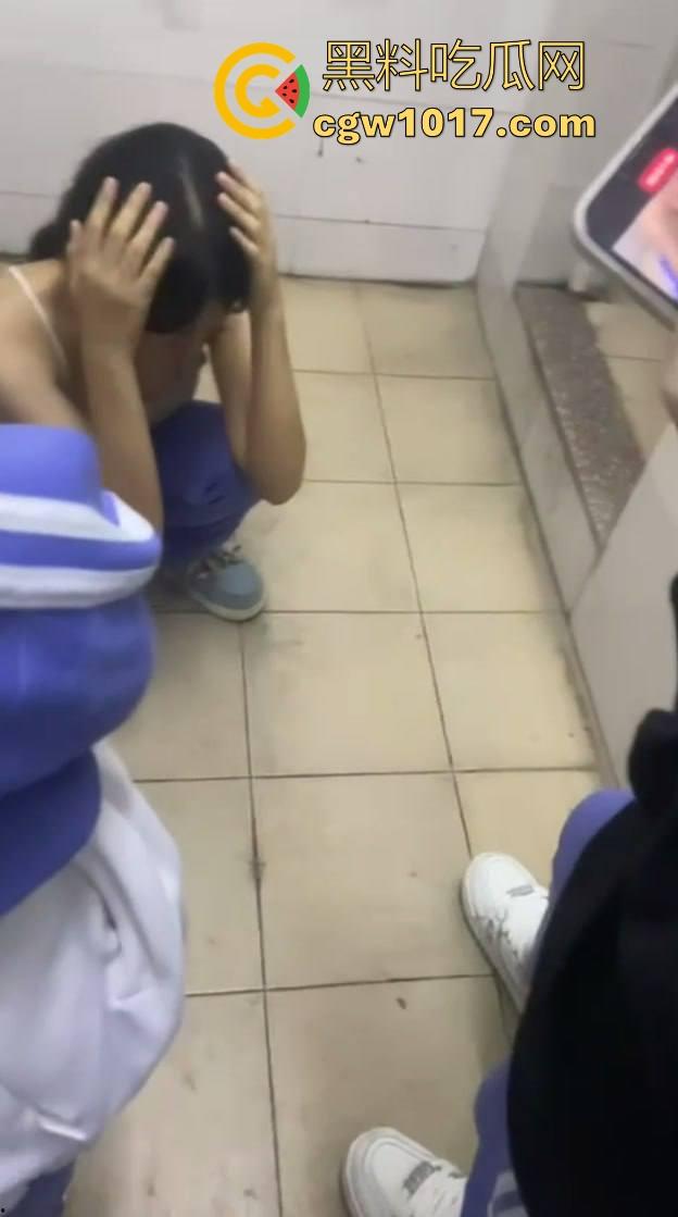 广东汕头龙湖区某中学校园霸凌视频曝光,果然是最毒妇人心啊,拳打脚踢扒光衣服,还要被霸凌着当作掰开嫩逼自慰!