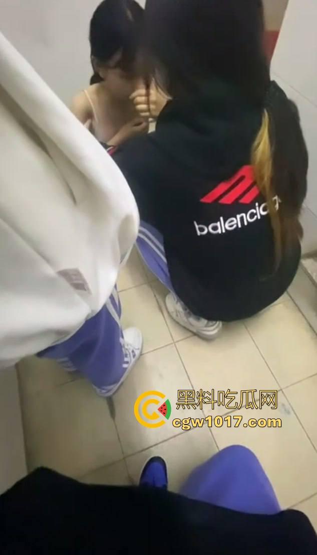 广东汕头龙湖区某中学校园霸凌视频曝光,果然是最毒妇人心啊,拳打脚踢扒光衣服,还要被霸凌着当作掰开嫩逼自慰!