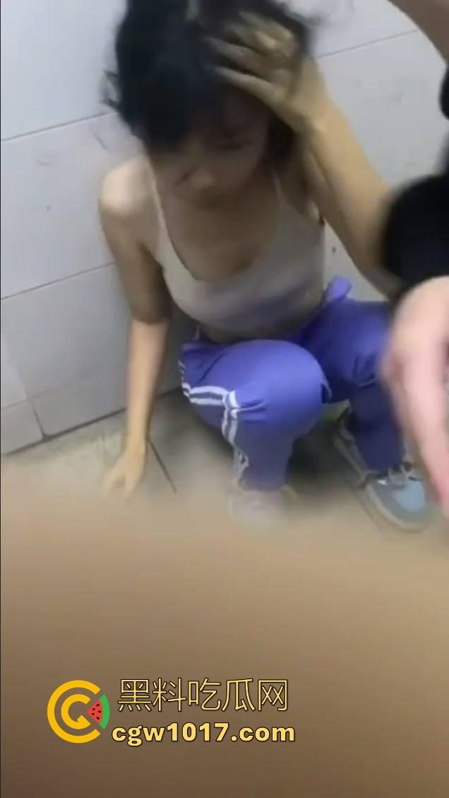 广东汕头龙湖区某中学校园霸凌视频曝光,果然是最毒妇人心啊,拳打脚踢扒光衣服,还要被霸凌着当作掰开嫩逼自慰!