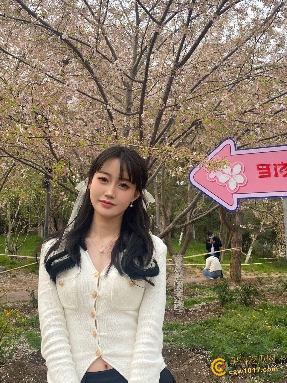 北方工大绝美校花，遭男友背刺大量自拍流出，玩户外露出取外卖，花式性爱舔肛吸屌，穿着护士制服被后入猛草！