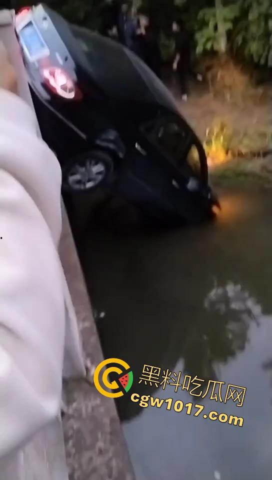 珍爱生命远离女司机!江苏南通北城小学南校区北门,一辆车直冲撞向河里,插在河中央,哎美女这里不能停车!