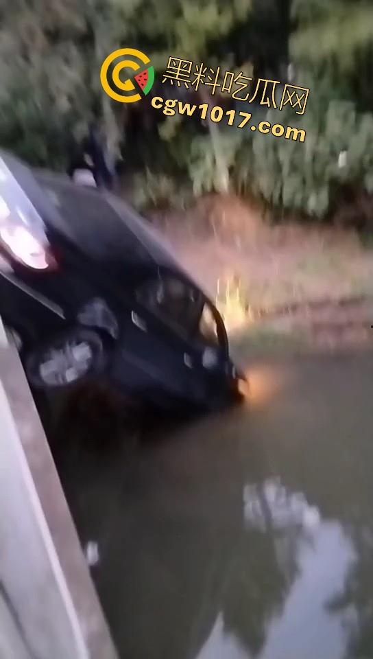 珍爱生命远离女司机!江苏南通北城小学南校区北门,一辆车直冲撞向河里,插在河中央,哎美女这里不能停车!