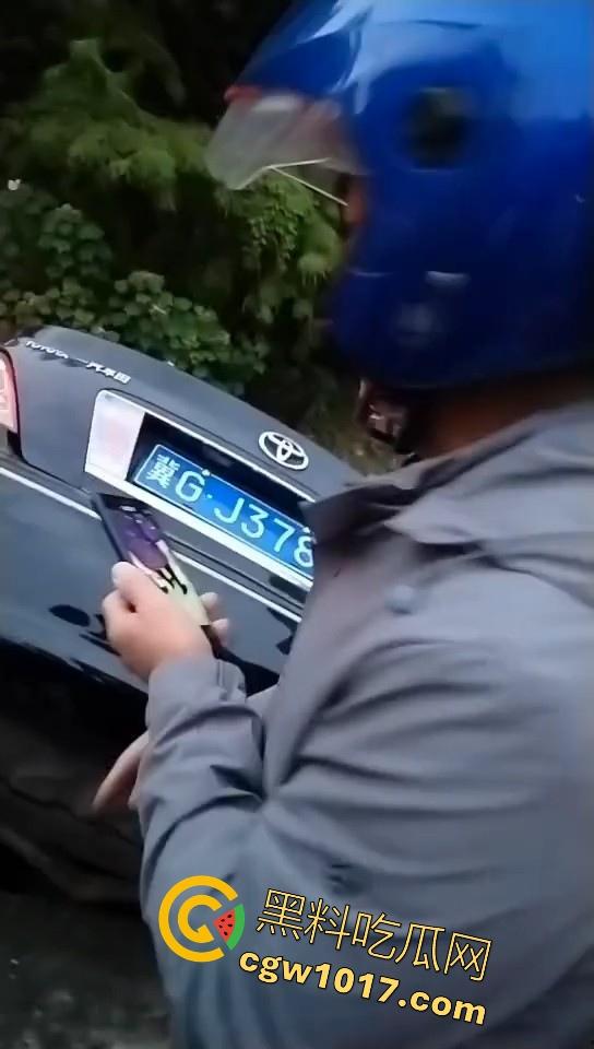 珍爱生命远离女司机!江苏南通北城小学南校区北门,一辆车直冲撞向河里,插在河中央,哎美女这里不能停车!