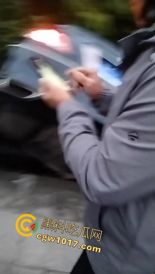 珍爱生命远离女司机!江苏南通北城小学南校区北门,一辆车直冲撞向河里,插在河中央,哎美女这里不能停车!