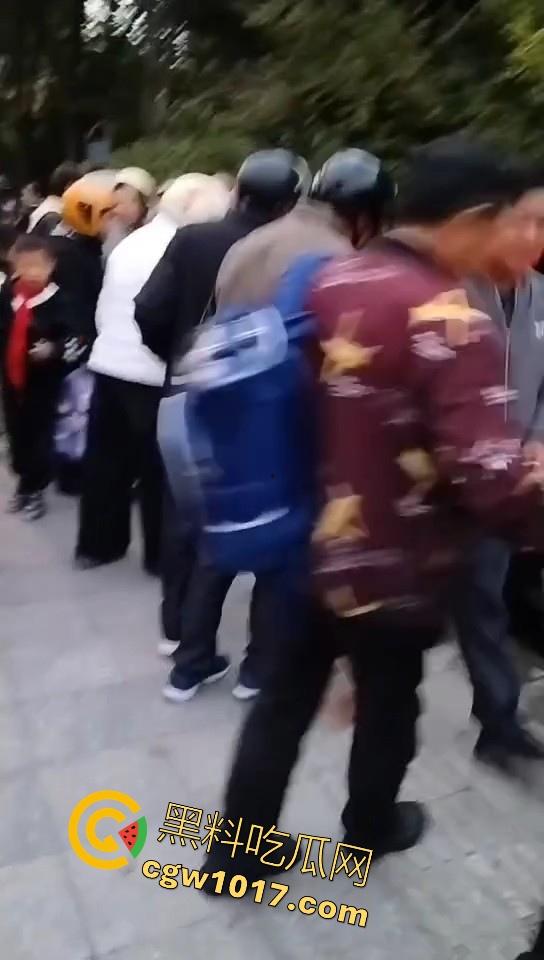 珍爱生命远离女司机!江苏南通北城小学南校区北门,一辆车直冲撞向河里,插在河中央,哎美女这里不能停车!