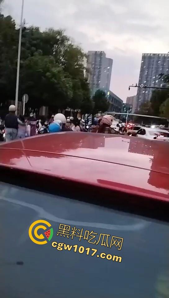 珍爱生命远离女司机!江苏南通北城小学南校区北门,一辆车直冲撞向河里,插在河中央,哎美女这里不能停车!