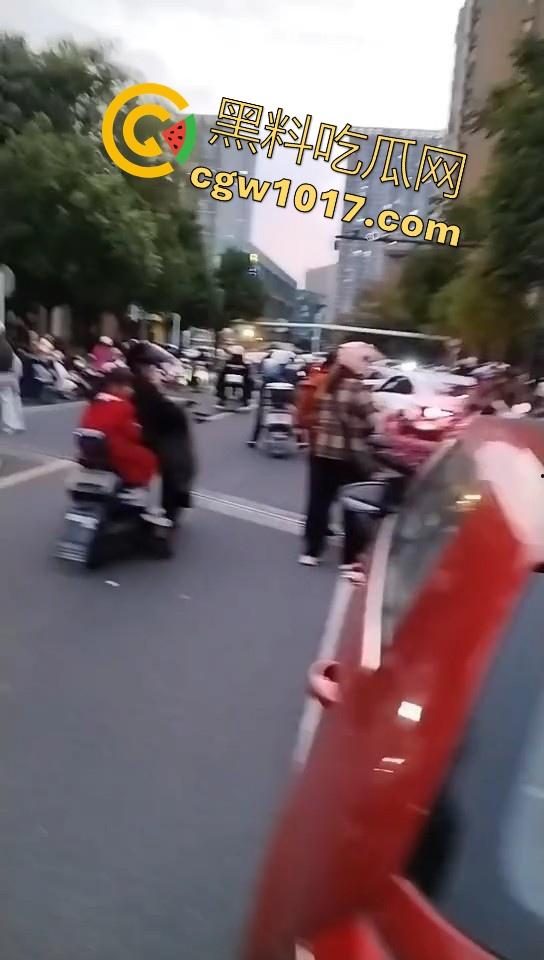 珍爱生命远离女司机!江苏南通北城小学南校区北门,一辆车直冲撞向河里,插在河中央,哎美女这里不能停车!