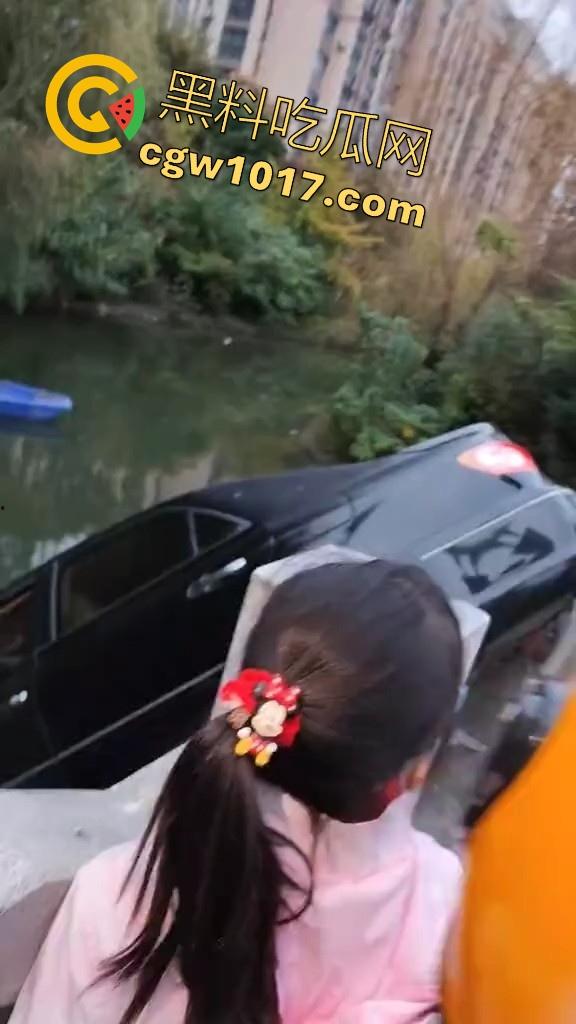 珍爱生命远离女司机!江苏南通北城小学南校区北门,一辆车直冲撞向河里,插在河中央,哎美女这里不能停车!