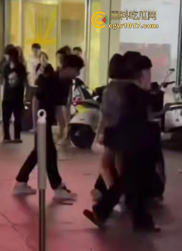 11月1日陕西西安精神小妹撞人骂街不道歉,遭精神小伙围殴踢肚狂飙,闺蜜龟缩不敢拦架,这内脏都要出血了吧!