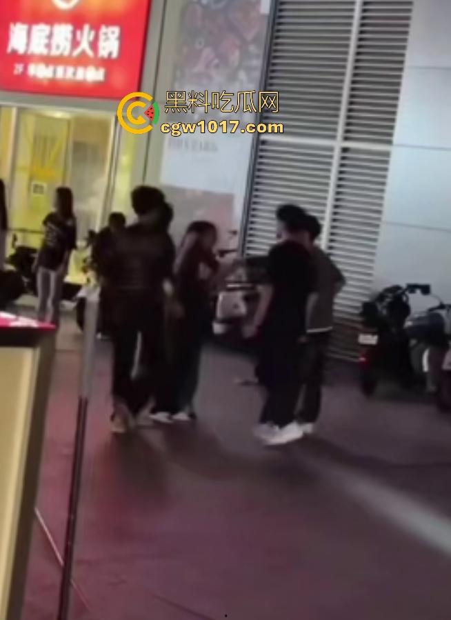 11月1日陕西西安精神小妹撞人骂街不道歉,遭精神小伙围殴踢肚狂飙,闺蜜龟缩不敢拦架,这内脏都要出血了吧!