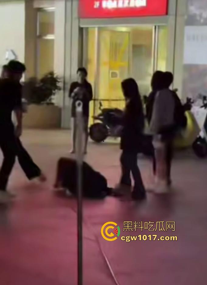 11月1日陕西西安精神小妹撞人骂街不道歉,遭精神小伙围殴踢肚狂飙,闺蜜龟缩不敢拦架,这内脏都要出血了吧!