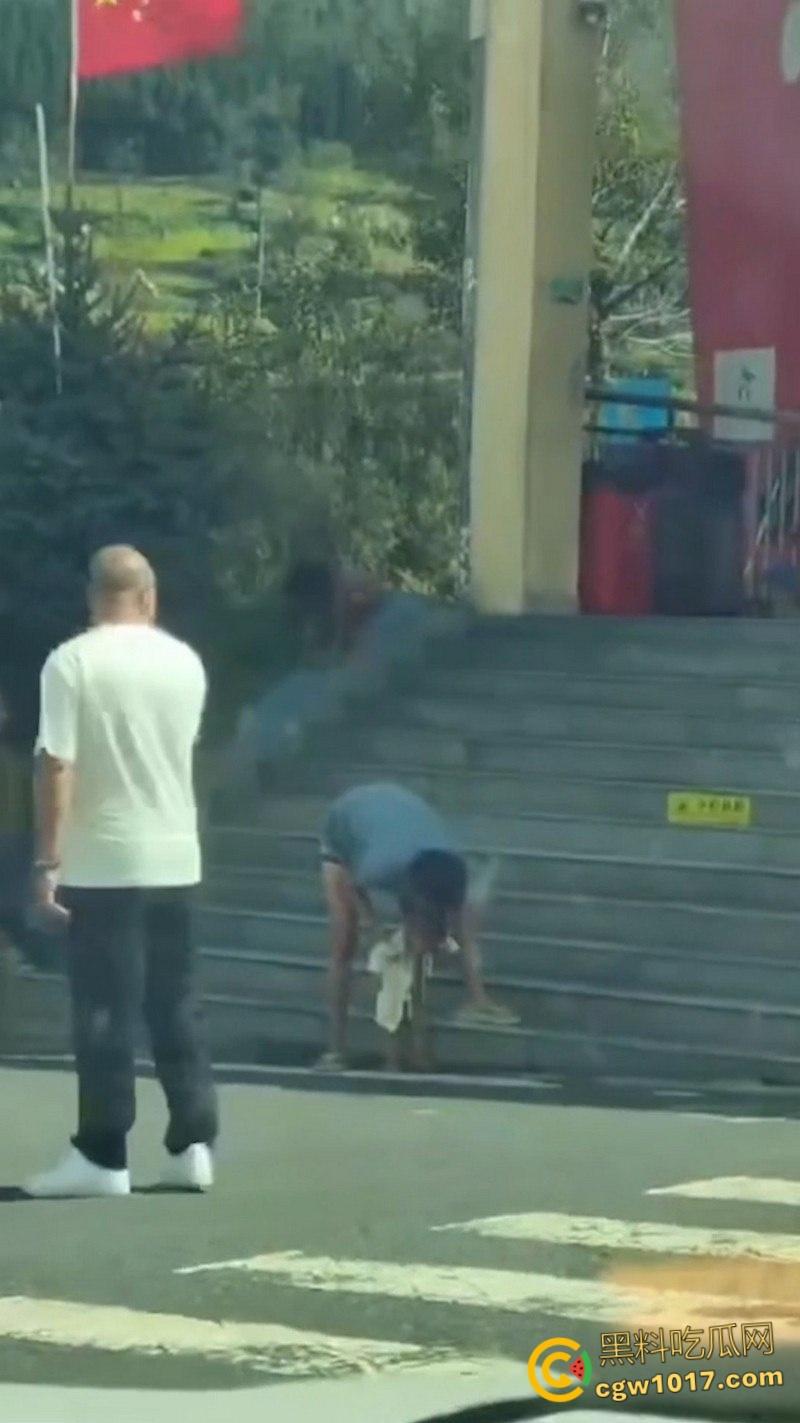 四川石棉高速服务区小猿泰山锅巴，高学历父母不给穿衣上户口，男孩爬食地摊剩饭，这父母真是禽兽不如！