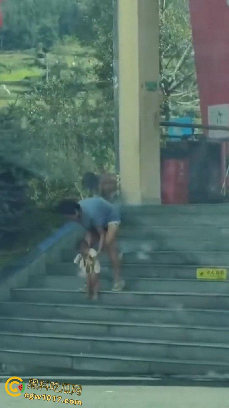 四川石棉高速服务区小猿泰山锅巴,高学历父母不给穿衣上户口,男孩爬食地摊剩饭,这父母真是禽兽不如!