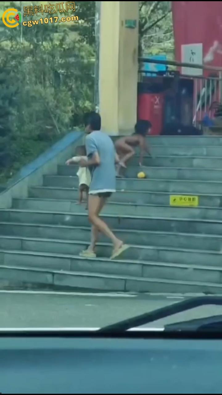 四川石棉高速服务区小猿泰山锅巴,高学历父母不给穿衣上户口,男孩爬食地摊剩饭,这父母真是禽兽不如!