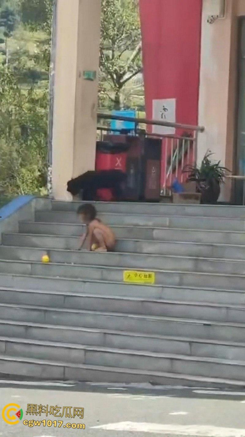 四川石棉高速服务区小猿泰山锅巴,高学历父母不给穿衣上户口,男孩爬食地摊剩饭,这父母真是禽兽不如!