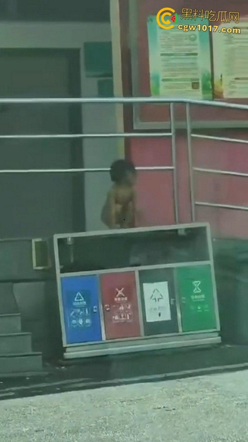 四川石棉高速服务区小猿泰山锅巴,高学历父母不给穿衣上户口,男孩爬食地摊剩饭,这父母真是禽兽不如!