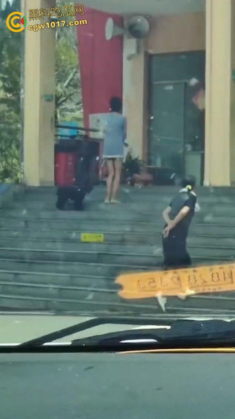 四川石棉高速服务区小猿泰山锅巴,高学历父母不给穿衣上户口,男孩爬食地摊剩饭,这父母真是禽兽不如!