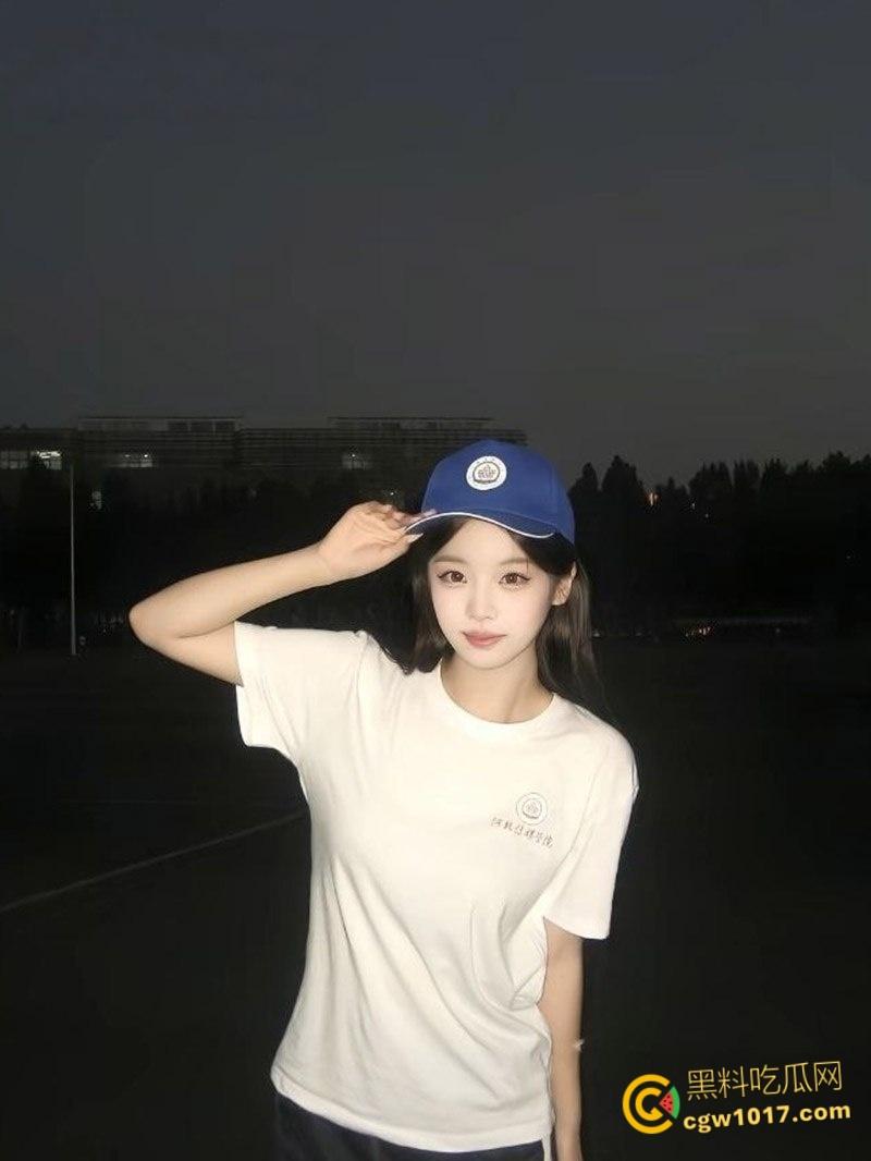 东莞叛逆学妹能有多骚?到处撩骚约炮直言要成为精盆,这要是让咱瓜友碰到,小穴都给她操飞边子了 !