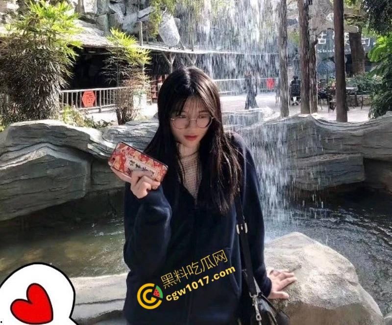 山东济南小学老师【张美玲】约炮视频泄漏: 露脸口交深喉,多姿势激情交合,清纯老师床上无比淫荡!