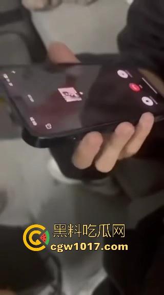 大胆骚逼给异地男友听她跟出轨对象做爱淫叫,边电话边被猛操,你的女孩正在被后入中,真是逆天了!