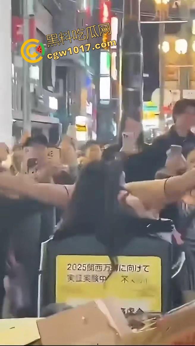 日本街头的万圣节！这你确定不是在拍片嘛，这是借着万圣节的节日来宣称的吧，极品漏奶小天使到处都是，狠狠羡慕了！