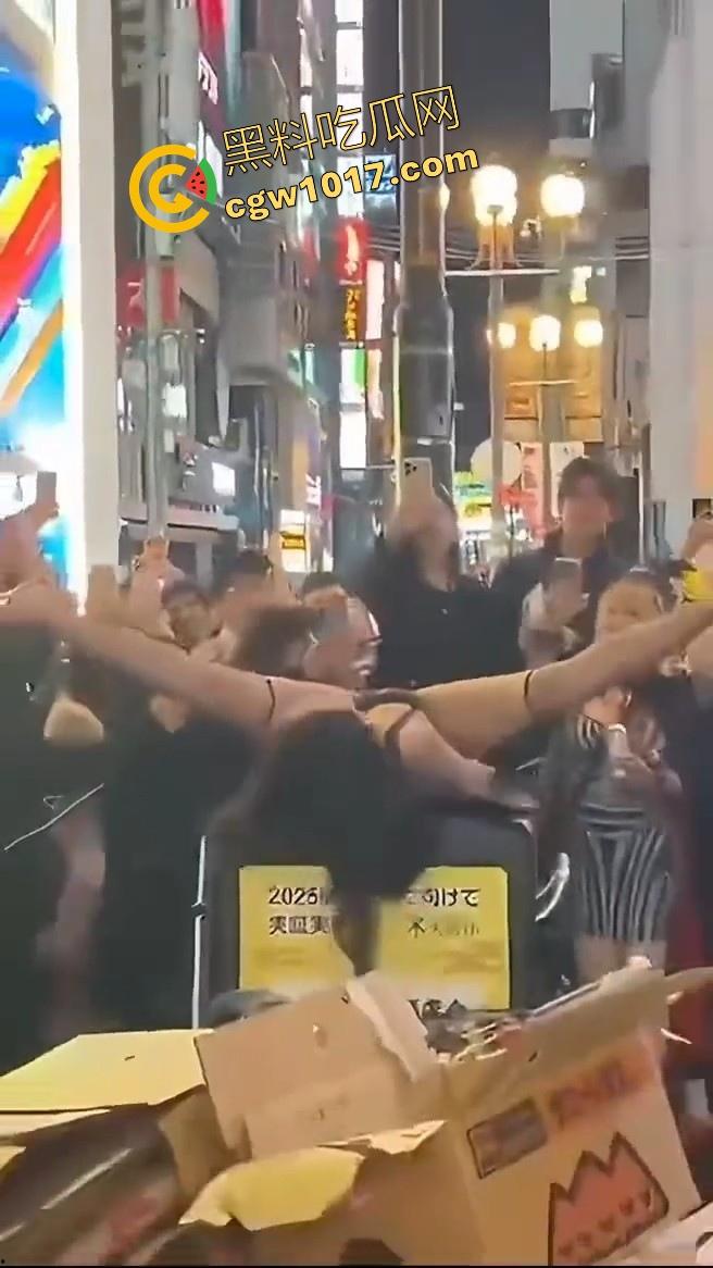 日本街头的万圣节！这你确定不是在拍片嘛，这是借着万圣节的节日来宣称的吧，极品漏奶小天使到处都是，狠狠羡慕了！