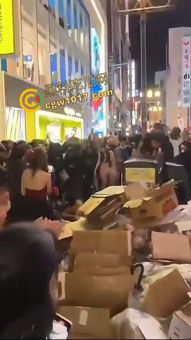 日本街头的万圣节！这你确定不是在拍片嘛，这是借着万圣节的节日来宣称的吧，极品漏奶小天使到处都是，狠狠羡慕了！