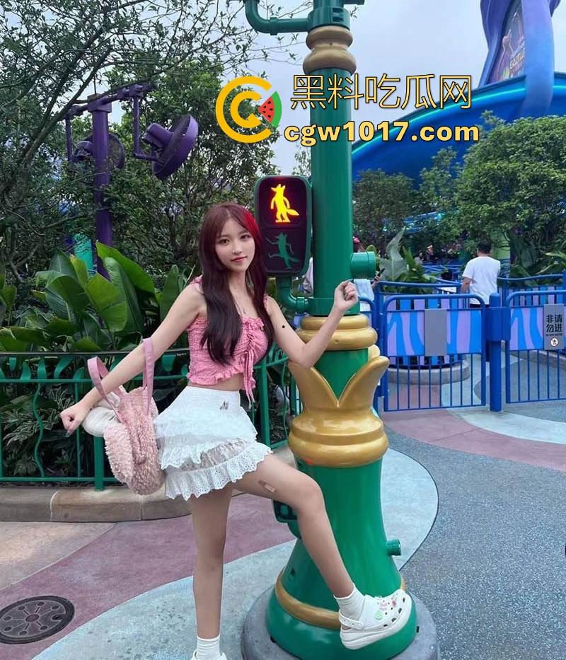 二次元coser少女【刘姿晴】被金主包养调教，清纯coser变淫荡母狗，姿势不停切换，狂操嫩穴叫声勾魂骚浪！