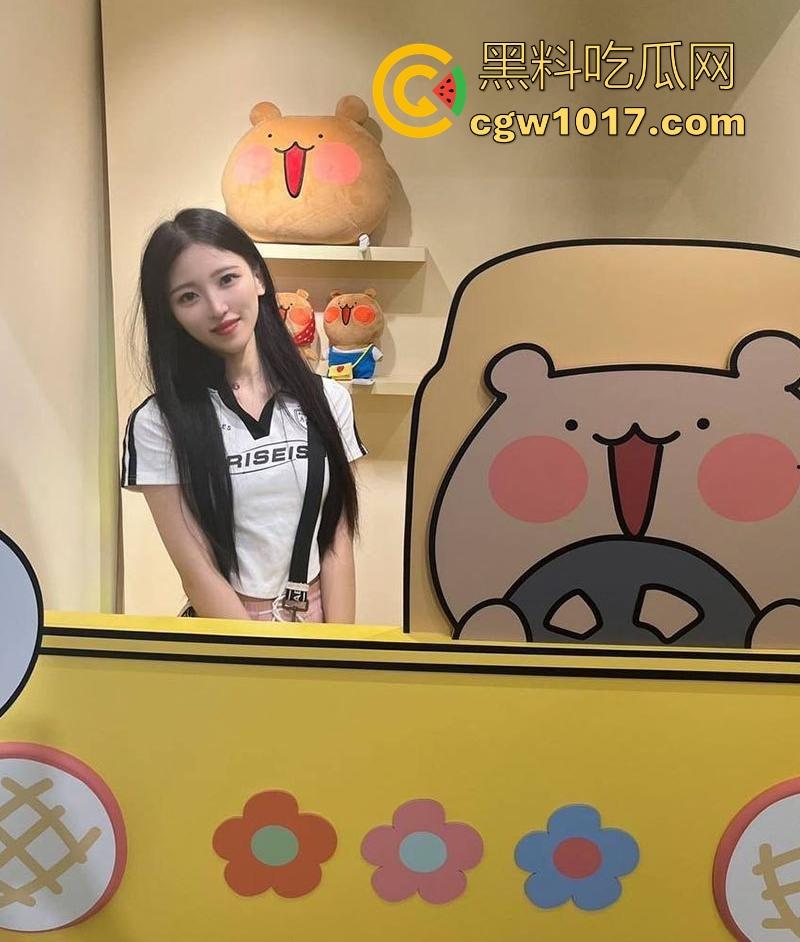 二次元coser少女【刘姿晴】被金主包养调教,清纯coser变淫荡母狗,姿势不停切换,狂操嫩穴叫声勾魂骚浪!