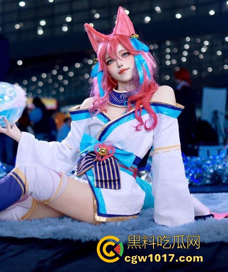 二次元coser少女【刘姿晴】被金主包养调教,清纯coser变淫荡母狗,姿势不停切换,狂操嫩穴叫声勾魂骚浪!