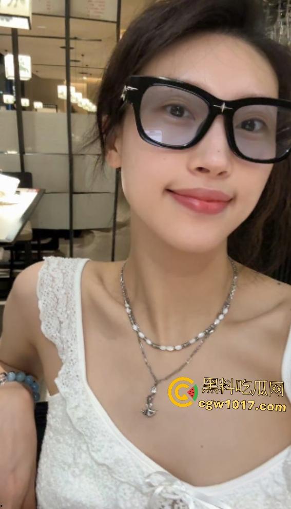 东方演艺集团话剧演员【王姝蒙】，为上位女主角贡献骚B，腿岔得比舞蹈生还开，你确定这是话剧演员？