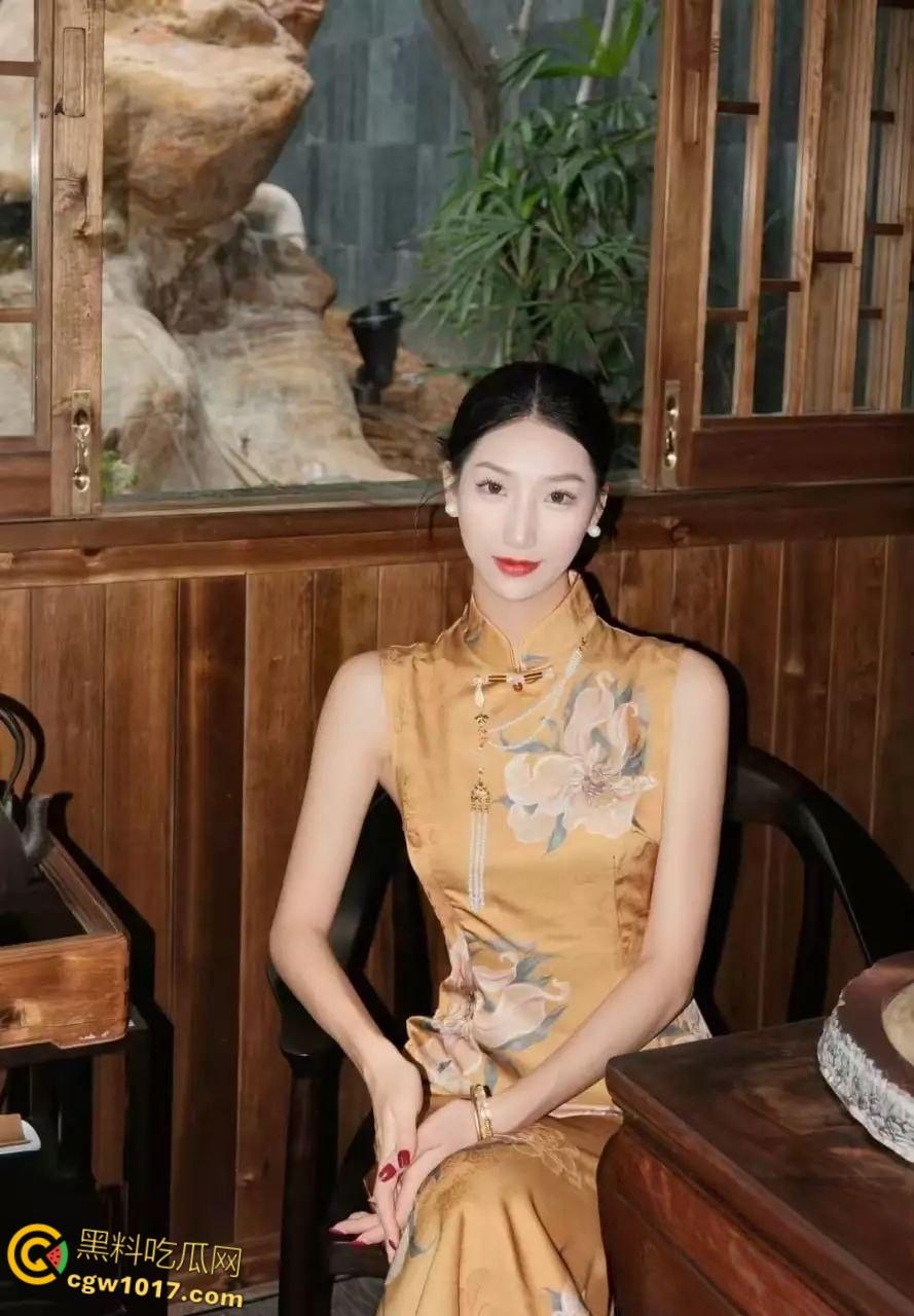 山东青岛在职教师【韩艳芳】日常生活中为人师表,曝出私下却是瘾君子,吸完以后淫靡至极,聚众淫乱!