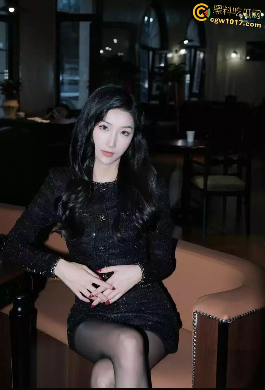 山东青岛在职教师【韩艳芳】日常生活中为人师表,曝出私下却是瘾君子,吸完以后淫靡至极,聚众淫乱!