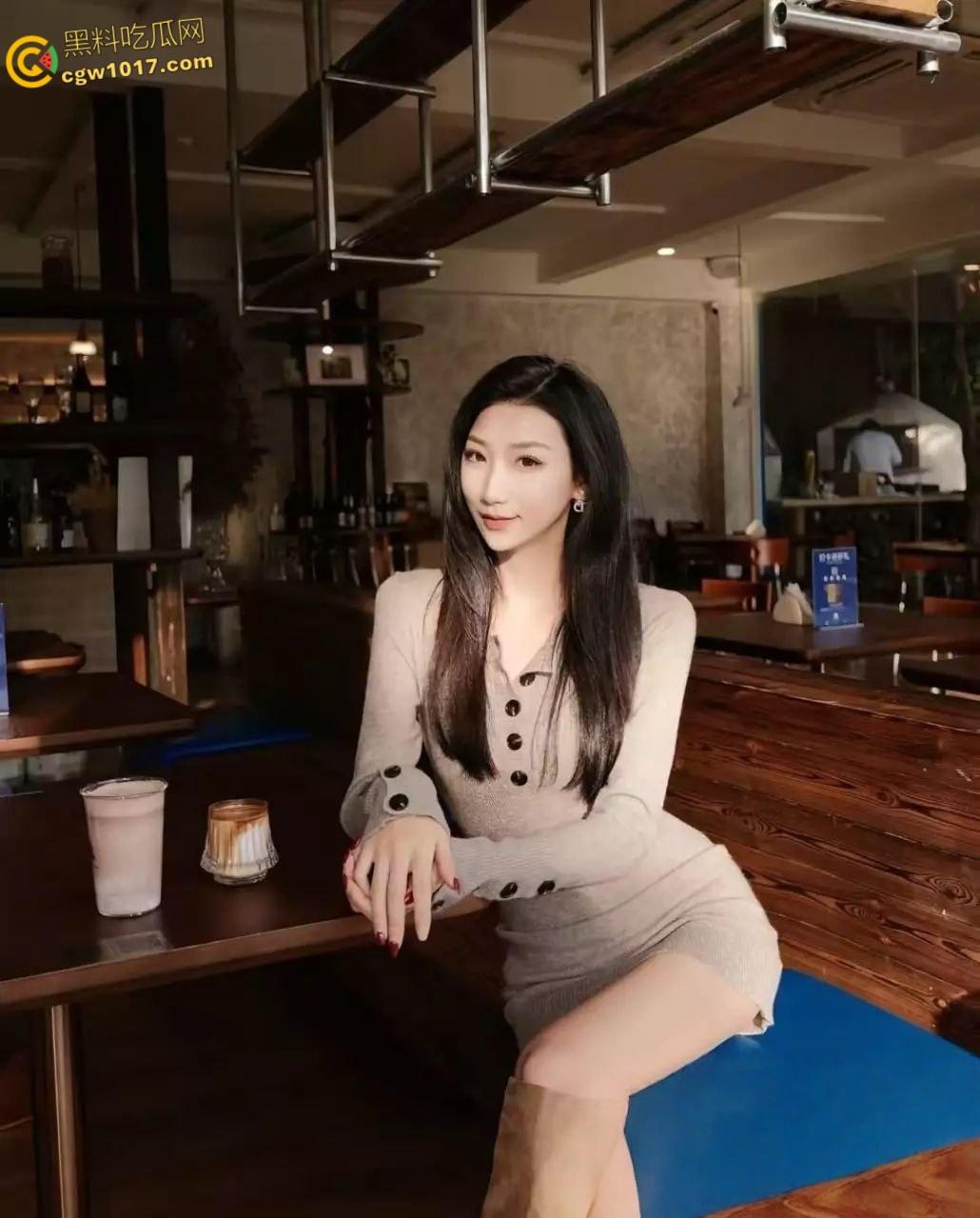 山东青岛在职教师【韩艳芳】日常生活中为人师表,曝出私下却是瘾君子,吸完以后淫靡至极,聚众淫乱!