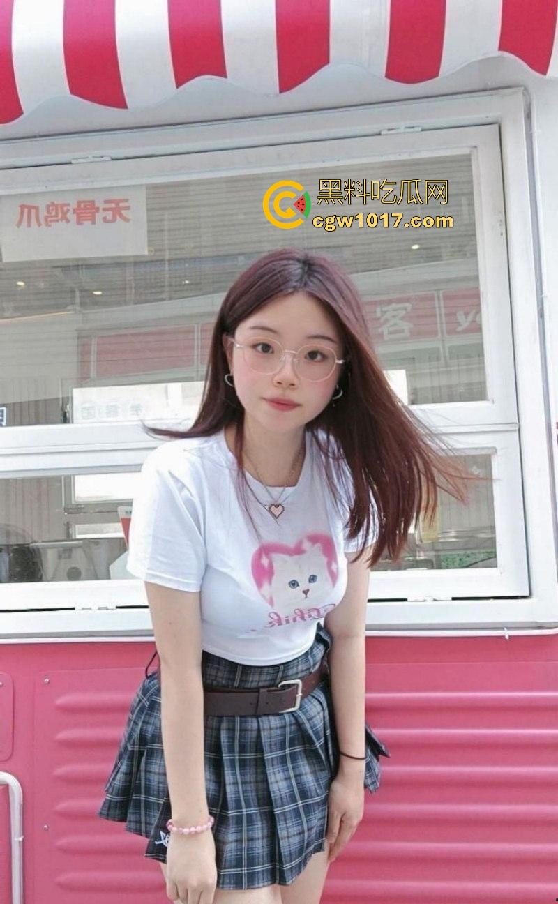 厦门大学清纯反差眼镜骚逼【刘洋】可爱下藏着巨乳,白嫩美乳与粉嫩蜜穴在镜头前尽显诱惑,女上骑乘榨取每一滴!