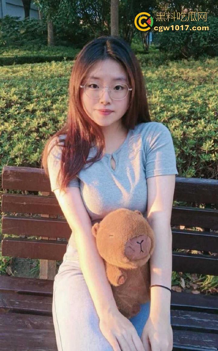 厦门大学清纯反差眼镜骚逼【刘洋】可爱下藏着巨乳,白嫩美乳与粉嫩蜜穴在镜头前尽显诱惑,女上骑乘榨取每一滴!